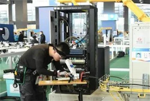 山東工業(yè)技師學(xué)院計(jì)算機(jī)網(wǎng)絡(luò)應(yīng)用專業(yè) 計(jì)算機(jī)技術(shù)開(kāi)發(fā)的實(shí)踐路徑與職業(yè)前景